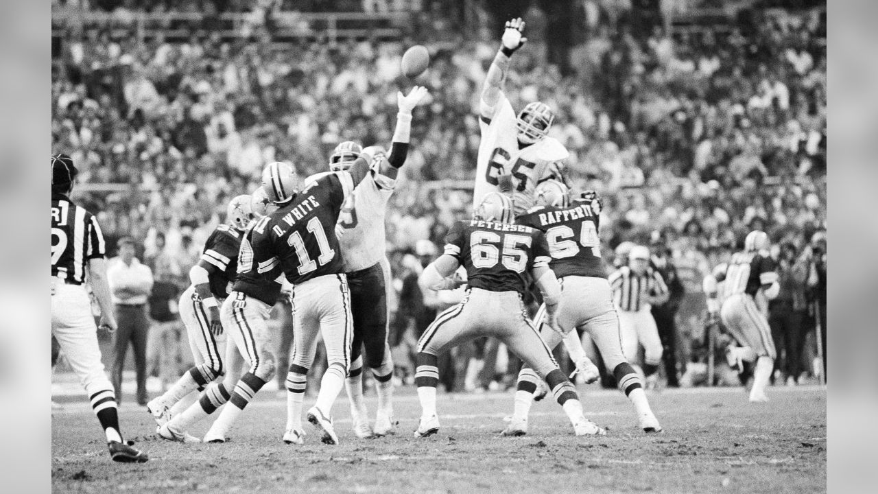 Washington, District of Columbia, USA. 31st Dec, 1972. Dallas Cowboys  quarterback Roger Staubach (12) looks for a received during the NFC  Championship game against the Washington Redskins at RFK Stadium in  Washington