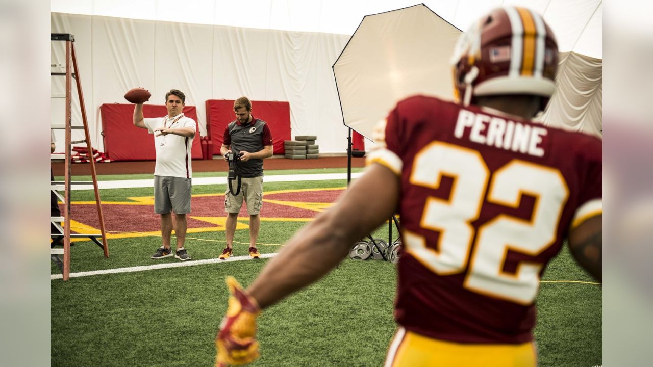 WATCH: Oklahoma RB Samaje Perine proposes to his girlfriend with the help  of a magician