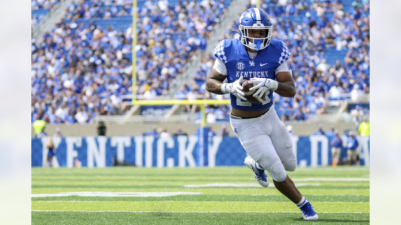 Washington Commanders running back Chris Rodriguez Jr. (23) in the first  half of an NFL football game Sunday, Sept. 17, 2023, in Denver. (AP  Photo/David Zalubowski Stock Photo - Alamy