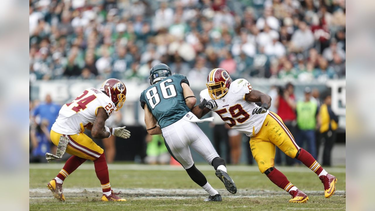 Washington Redskins linebacker London Fletcher holds up a towel