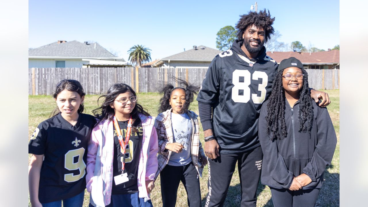 Juwan Johnson came out to play some football with the students of Chateau  Estates Elementary at our @saints Play Football Experience…