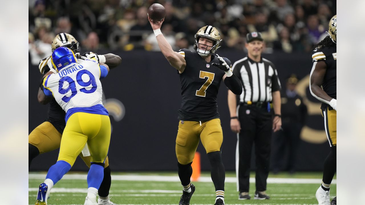 New Orleans Saints tight end Taysom Hill's downfield throw hits