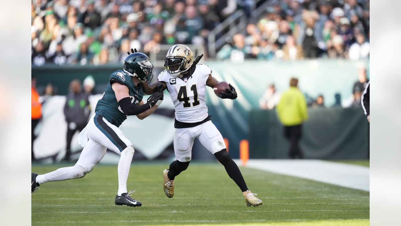 New Orleans, Louisiana, USA. 18th Dec, 2022. New Orleans Saints running  back Alvin Kamara runs the ball against the Atlanta Falcons in an NFL game  in New Orleans, Louisiana USA on December