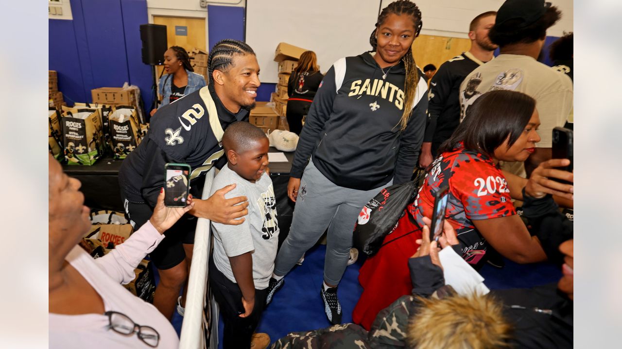 Photos: Saints players host 2022 Thanksgiving turkey giveaway at