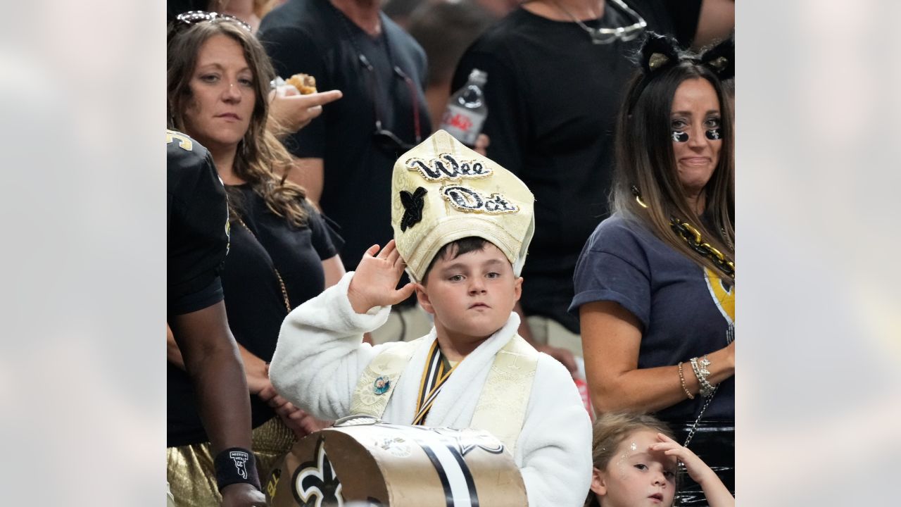 New Orleans, USA. 10th Sep, 2023. A Tennessee Titans fan shows off