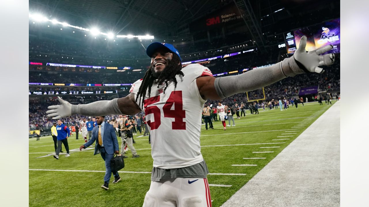 Jaylon Smith ends practice with sack, shows off signature