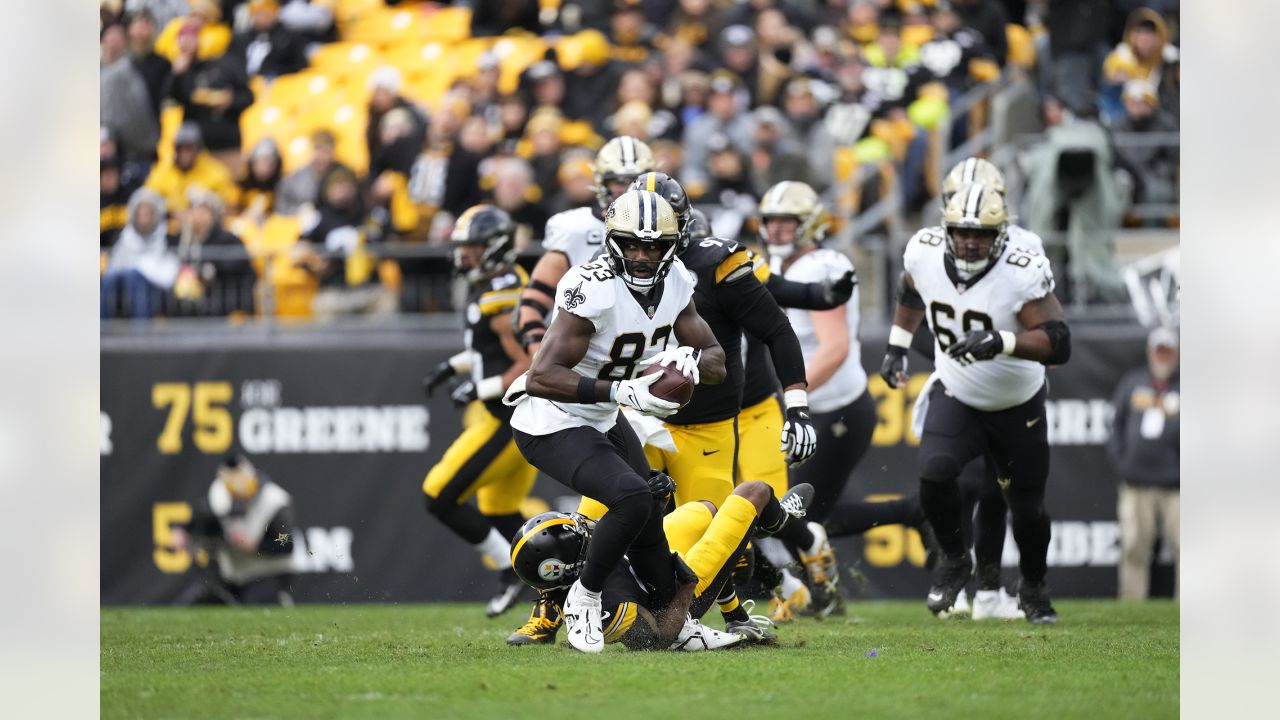 New Orleans, Louisiana, USA. 18th Dec, 2022. New Orleans Saints tight end  Juwan Johnson warms up before playing against the Atlanta Falcons in an NFL  game in New Orleans, Louisiana USA on