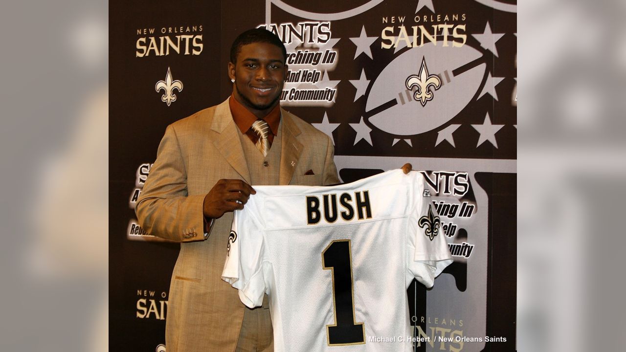 REGGIE BUSH 8X10 PHOTO NEW ORLEANS SAINTS PICTURE NFL FOOTBALL CLOSE ACTION