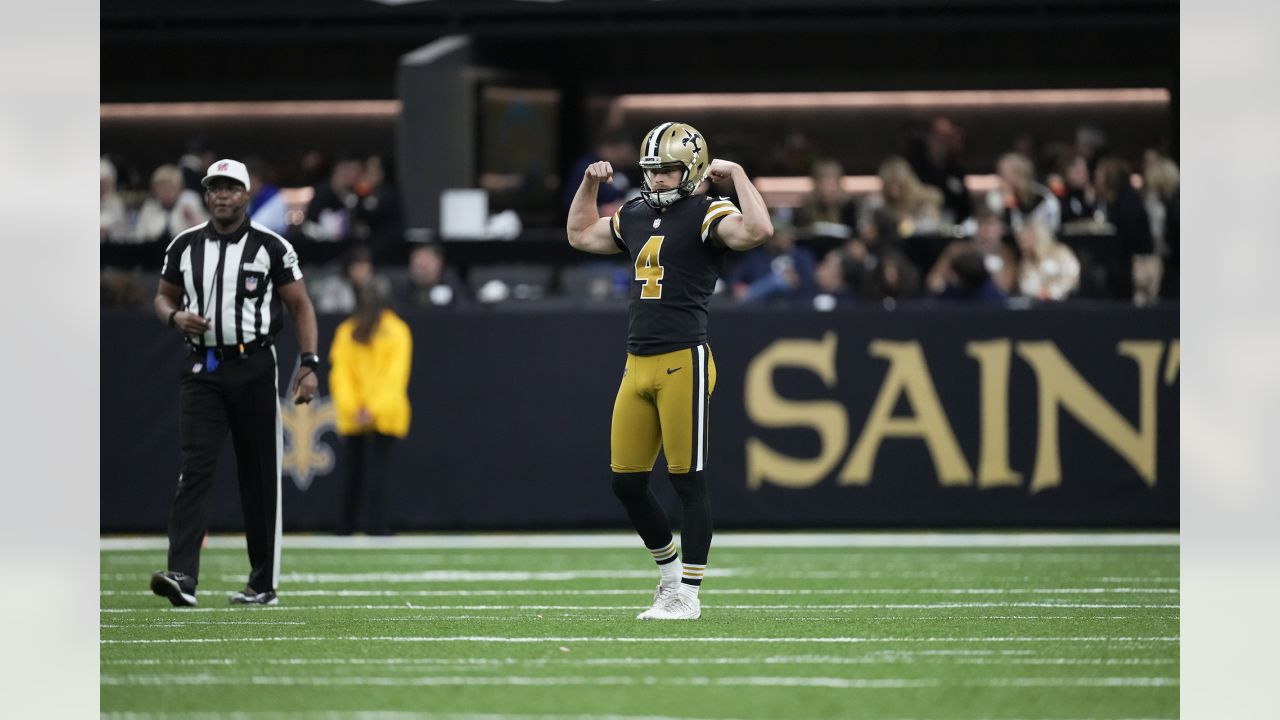 New Orleans, Louisiana, USA. 18th Dec, 2022. New Orleans Saints punter  Blake Gillikin gets ready to punt the ball against the Atlanta Falcons in  an NFL game in New Orleans, Louisiana USA