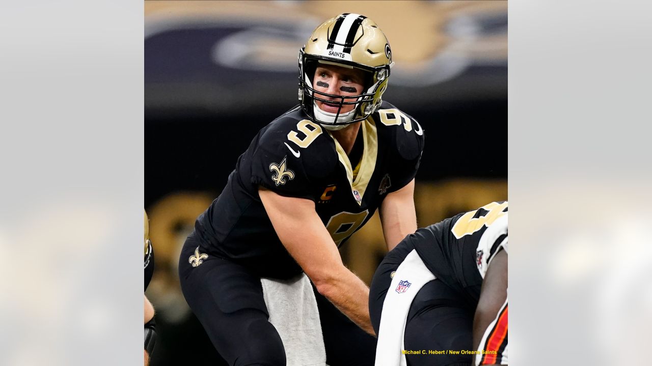 East Rutherford, New Jersey, USA. 1st Oct, 2018. New Orleans Saints  quarterback Drew Brees (9) throws down field in the second half during a  NFL game between the New Orlean Saints and