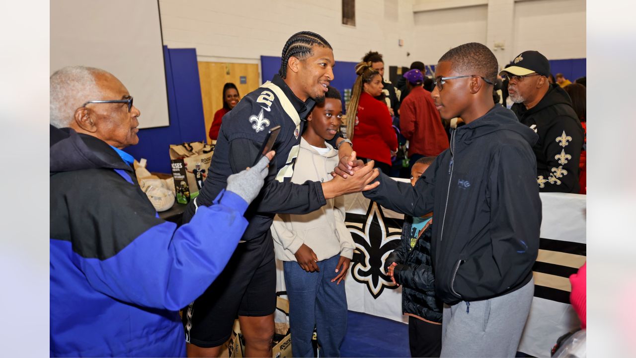 Photos: Saints players host 2022 Thanksgiving turkey giveaway at