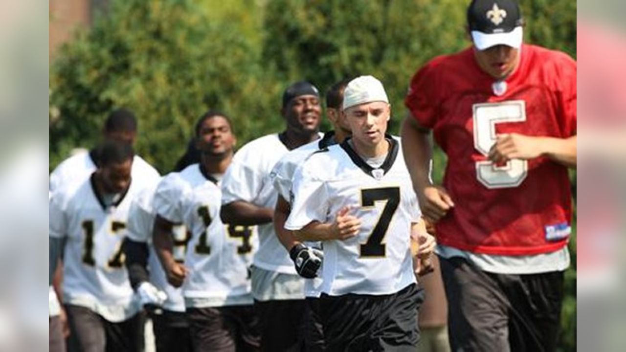 Decked out in New Orleans Saints practice gear, country music singer Kenny  Chesney (7) loses a punt during practice at the NFL team's summer football  training camp in Jackson, Miss., Monday, Aug.