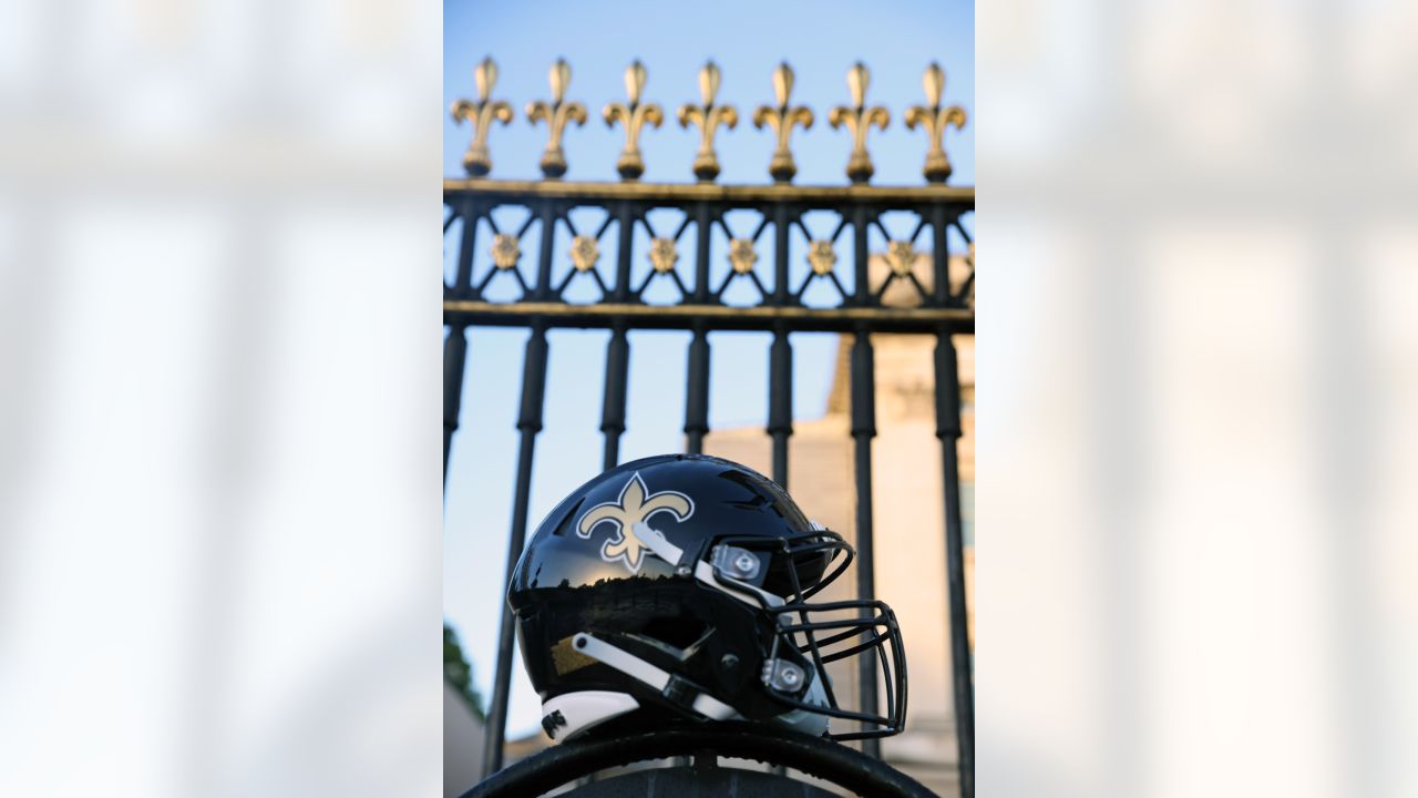 Photos: Saints black helmet tours Buckingham Palace