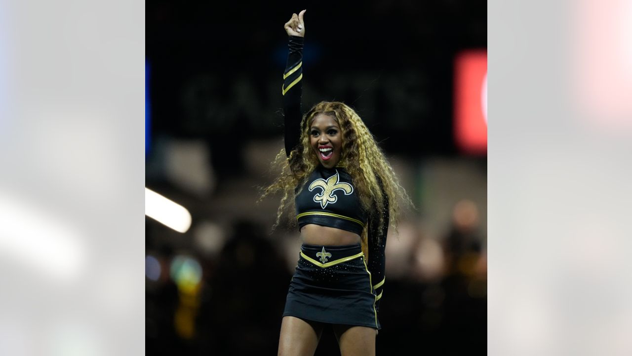 New Orleans, USA. 10th Sep, 2023. A Tennessee Titans fan shows off