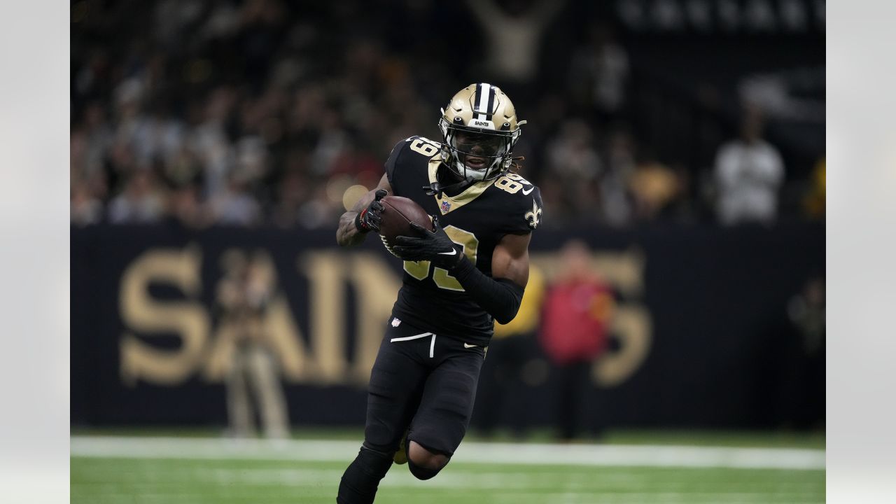 New Orleans, USA. 18th Dec, 2022. New Orleans Saints wide receiver Rashid  Shaheed (89) catches this pass on Atlanta Falcons safety Jaylinn Hawkins  (32) en route to a /68-yard touchdown during the