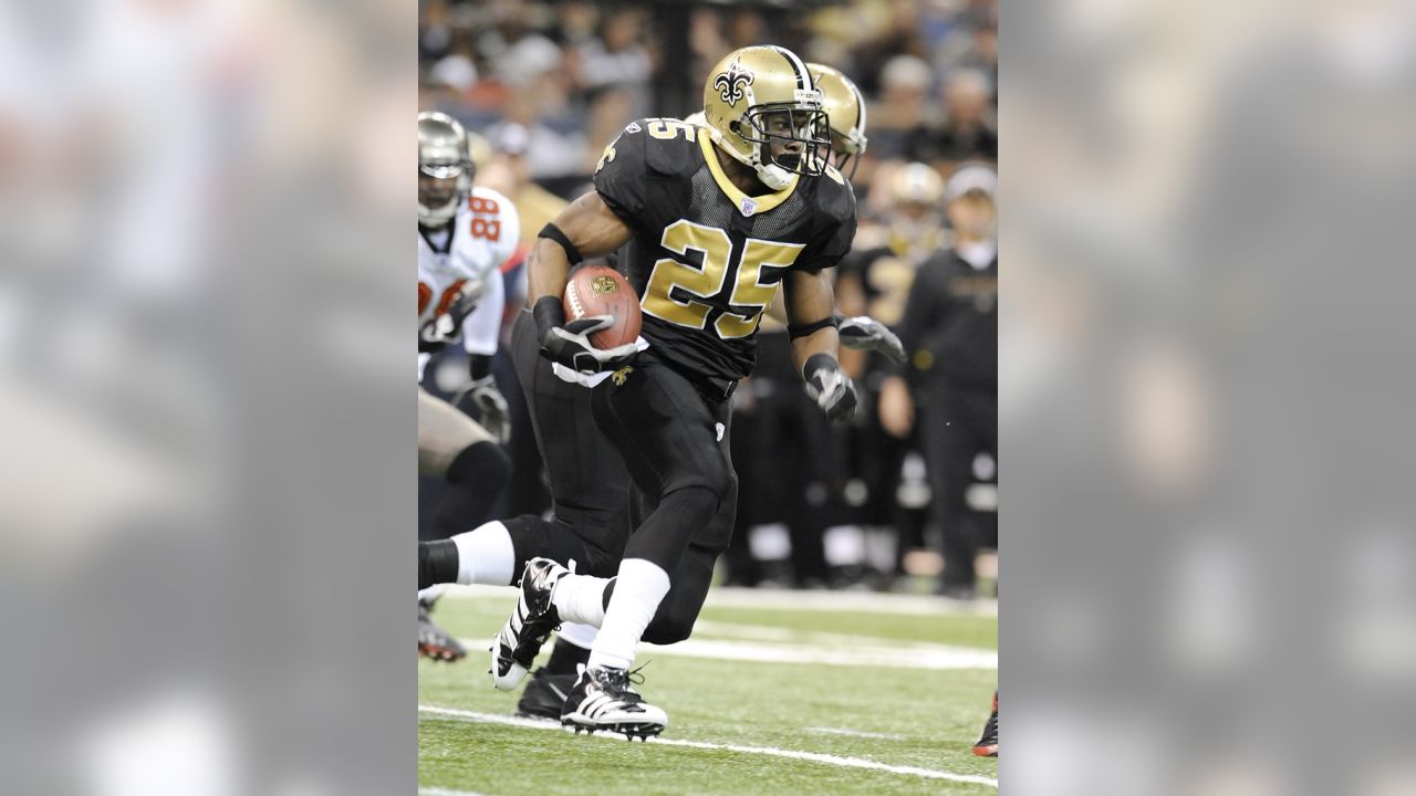 Photo: Preseason New Orleans Saints Reggie Bush rushes against New England  Patriots at Gillette Stadium - BOS2010081208 