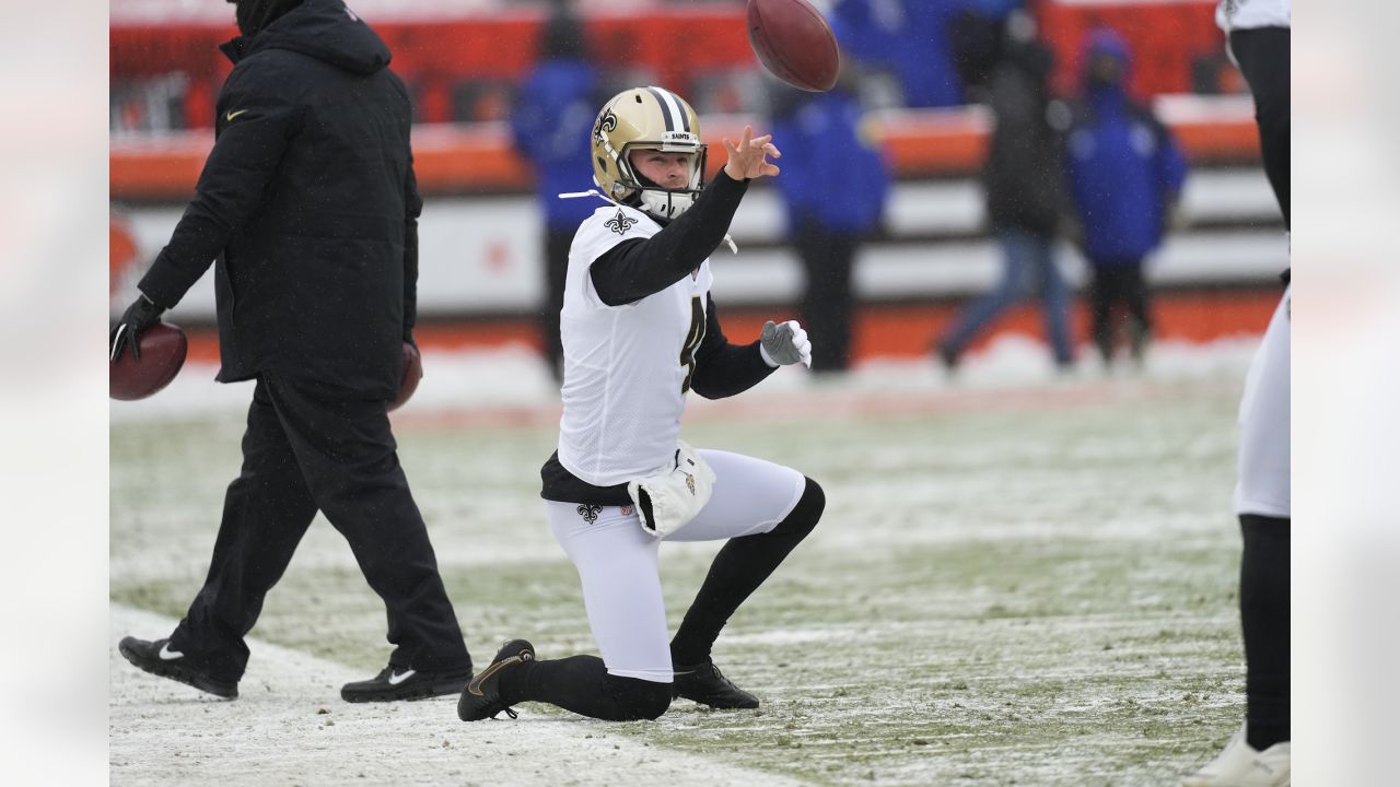 New Orleans, Louisiana, USA. 18th Dec, 2022. New Orleans Saints punter  Blake Gillikin gets ready to punt the ball against the Atlanta Falcons in  an NFL game in New Orleans, Louisiana USA