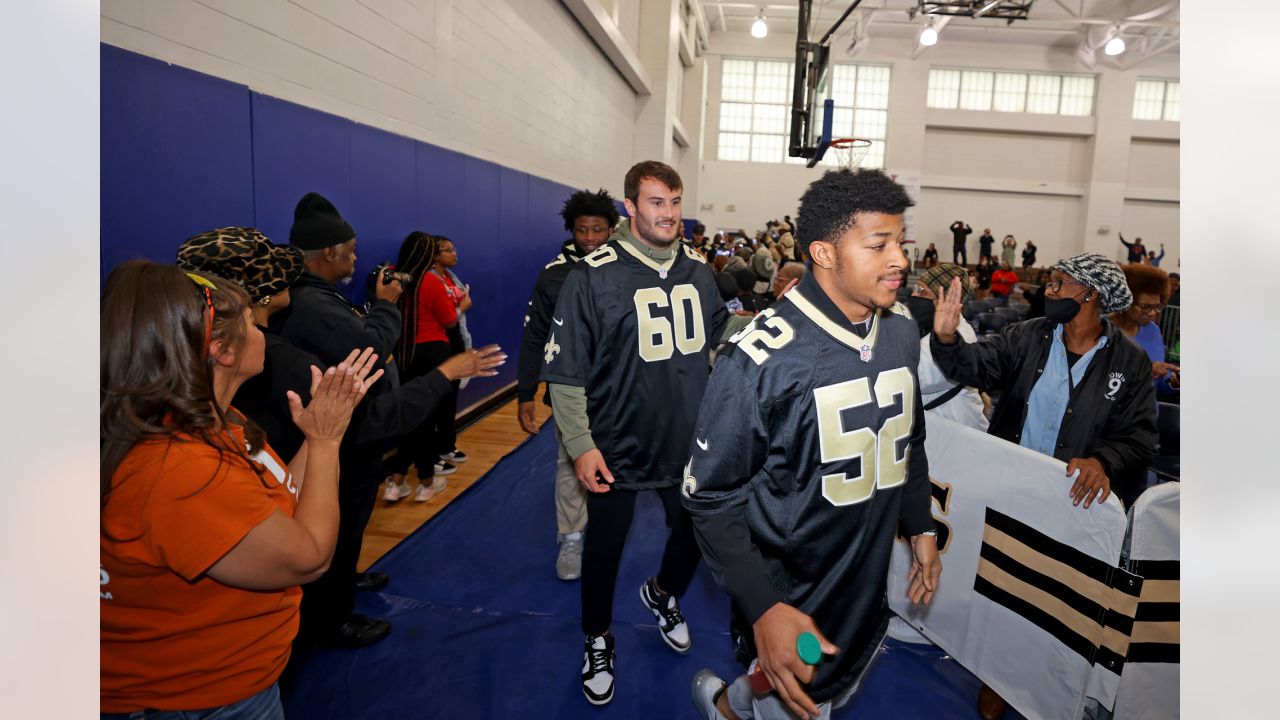 Photos: Saints players host 2022 Thanksgiving turkey giveaway at