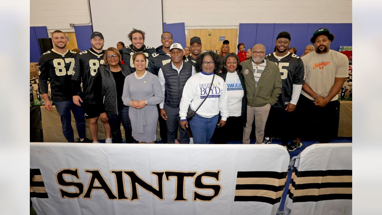 Photos: Saints players host 2022 Thanksgiving turkey giveaway at