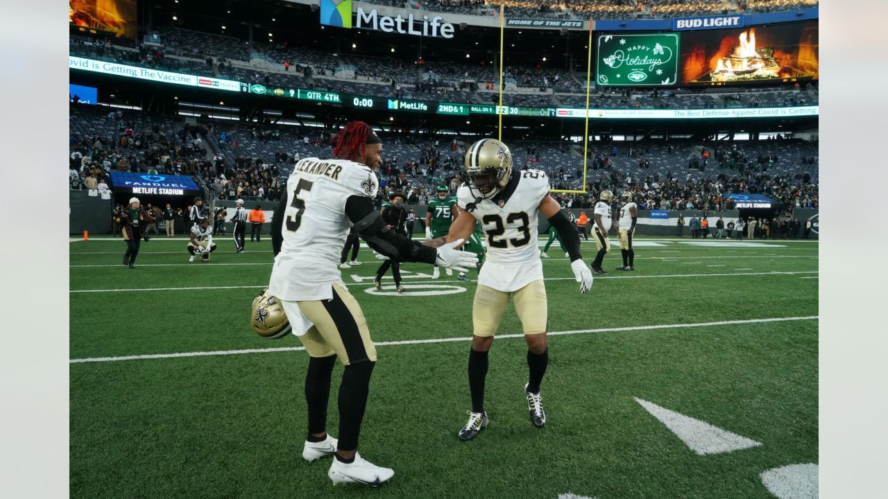 New Orleans Saints middle linebacker Kwon Alexander (5) in action during an  NFL football game against