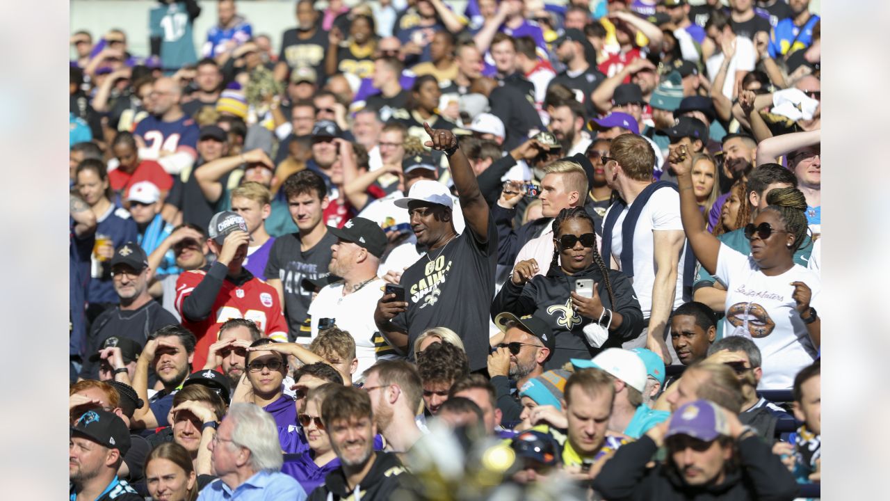 Fans and fanfare at Vikings-Saints game