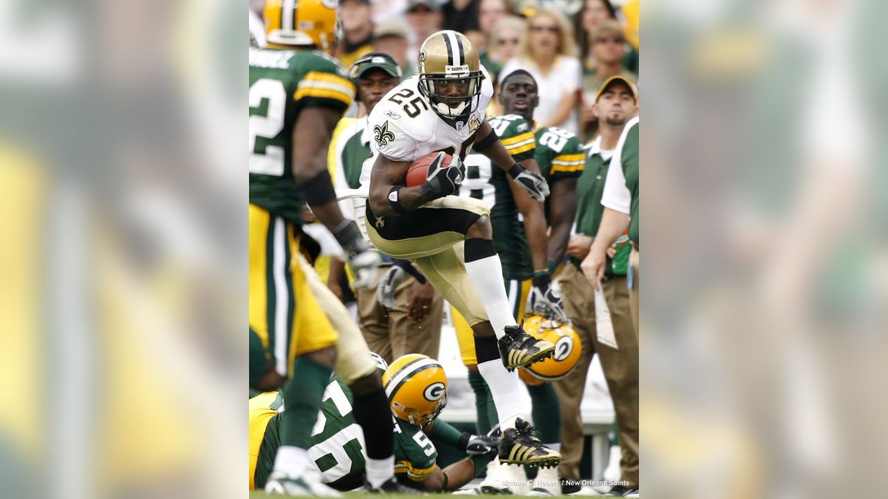 Photo: Preseason New Orleans Saints Reggie Bush rushes against New England  Patriots at Gillette Stadium - BOS2010081208 