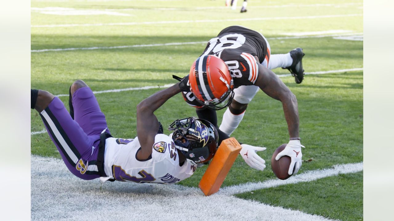 Saints signing wide receiver Jarvis Landry. (via @tompelissero) 