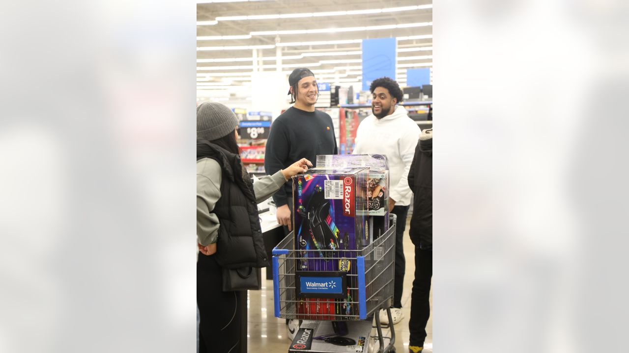 Photos: Andrus Peat, Saints teammates host 2022 holiday shopping spree