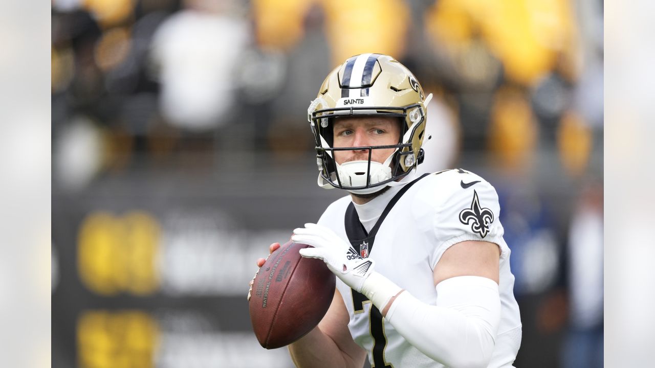 New Orleans Saints tight end Taysom Hill (7) runs during an NFL football  game against the San Francisco 49ers, Sunday, Nov.27, 2022, in Santa Clara,  Calif. (AP Photo/Scot Tucker Stock Photo - Alamy