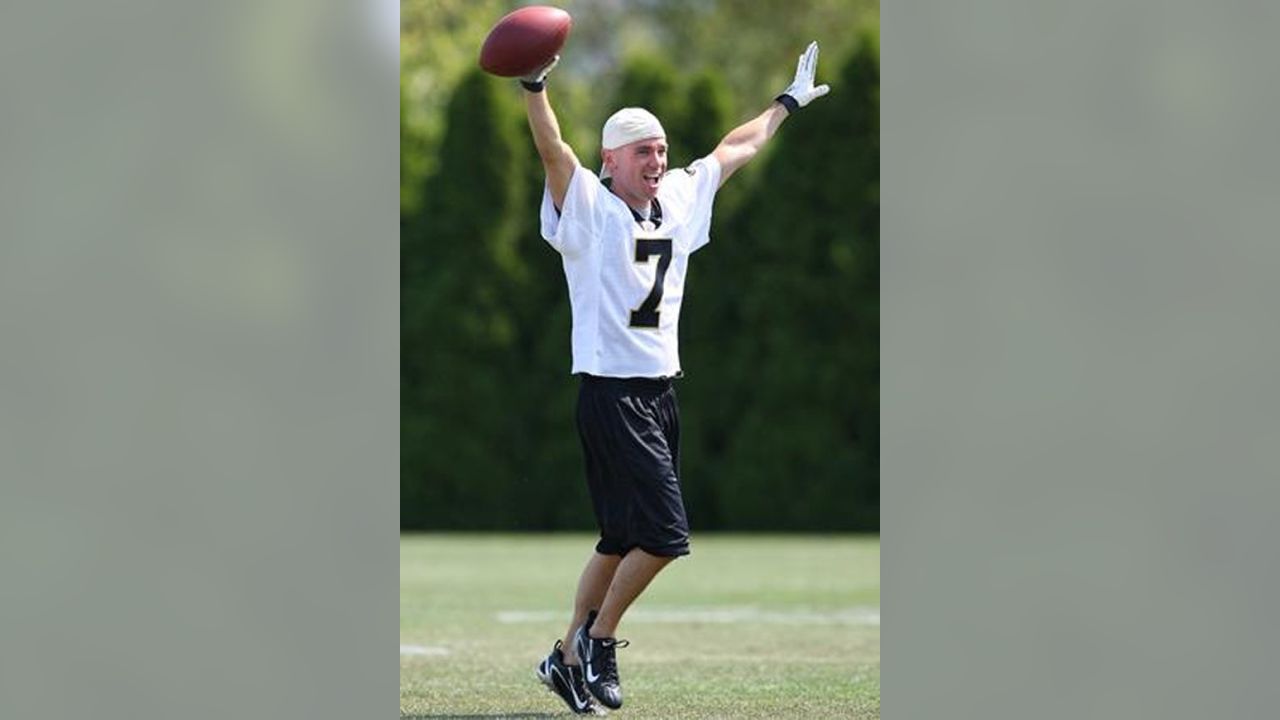 Decked out in New Orleans Saints practice gear, country music singer Kenny  Chesney (7) loses a punt during practice at the NFL team's summer football  training camp in Jackson, Miss., Monday, Aug.