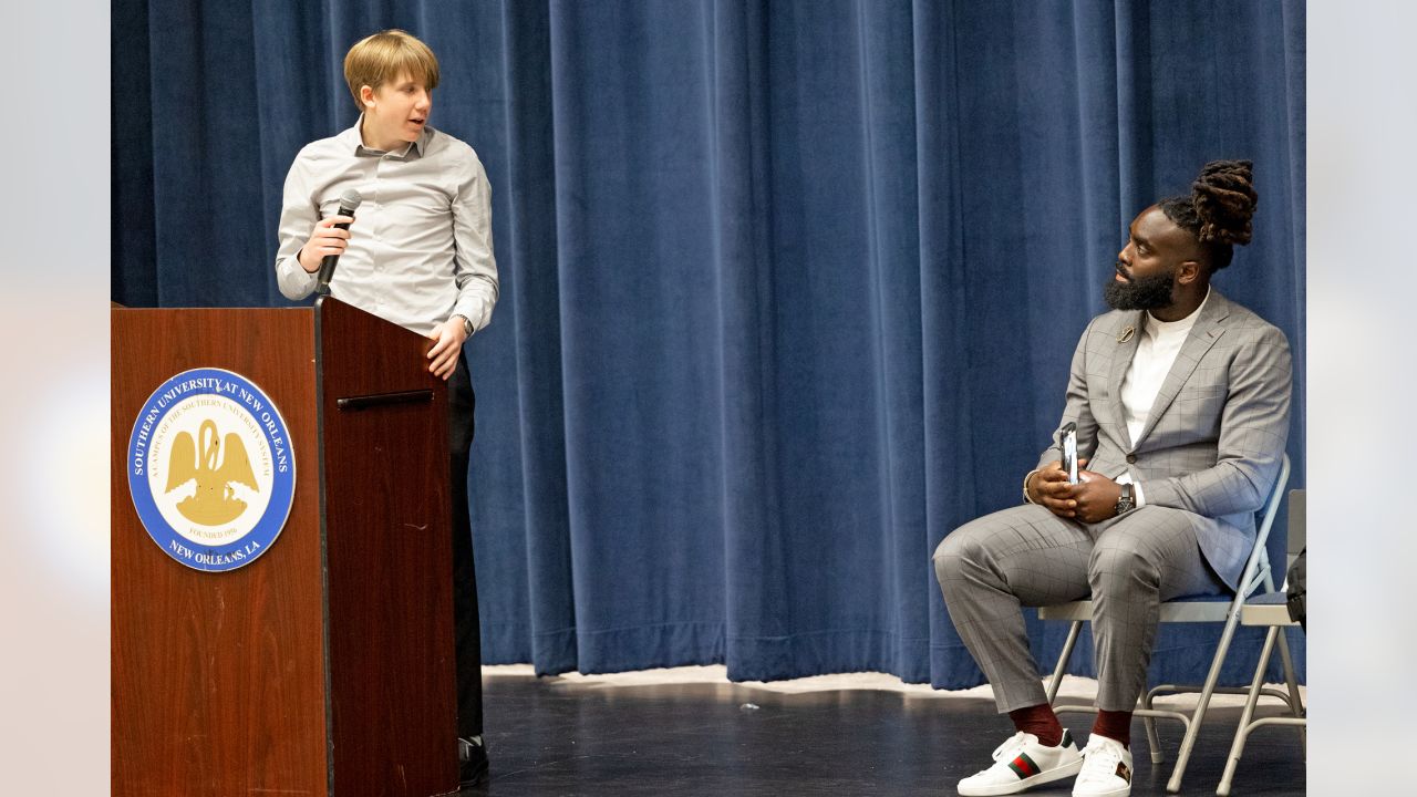 New Orleans Saints linebacker Demario Davis prays before the national in  2023