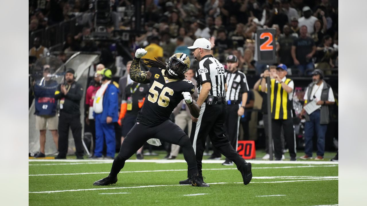 New Orleans, Louisiana, USA. 18th Dec, 2022. New Orleans Saints linebacker  Demario Davis gives his gloves to fans after playing the Atlanta Falcons in  an NFL game in New Orleans, Louisiana USA