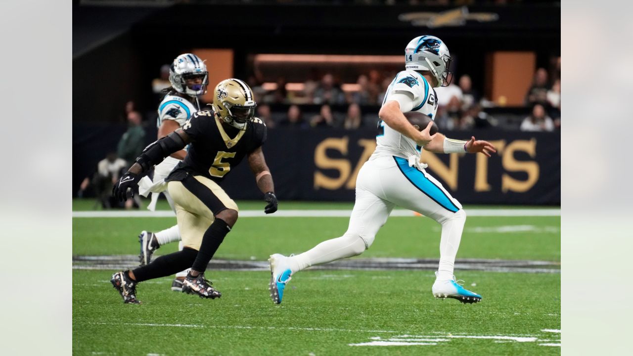 New Orleans Saints linebacker Kwon Alexander (5) looks up at the