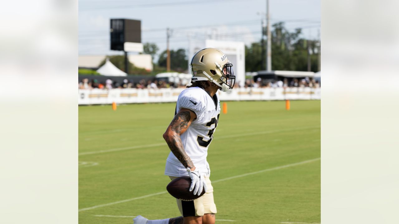 New Orleans Saints linebacker Isaiah Pryor (42) lines up for the