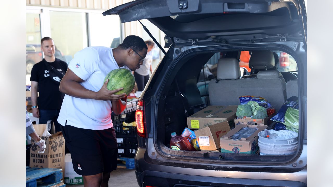 WATCH: A Wholesome Video of Tyrann Mathieu Handing Out Turkeys for  Thanksgiving - EssentiallySports