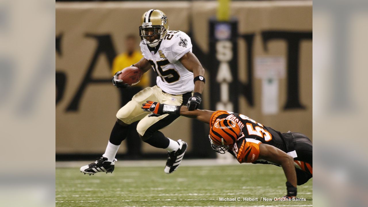 Photo: Preseason New Orleans Saints Reggie Bush rushes against New England  Patriots at Gillette Stadium - BOS2010081208 