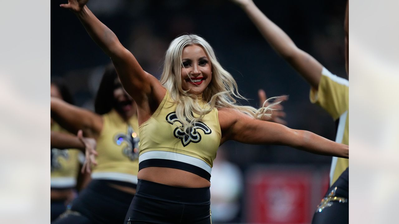 PHOTOS: Cheerleaders Warm Up For Steelers