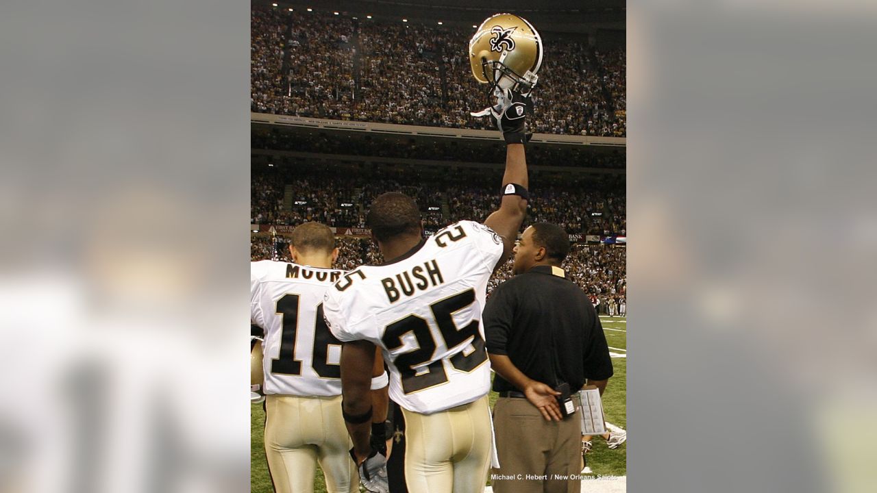 Reggie Bush celebrates with his New Orleans Saints teammates during the  team's victory parade after their Super Bowl win, New Orleans, LA, 2/9/10  Stock Photo - Alamy