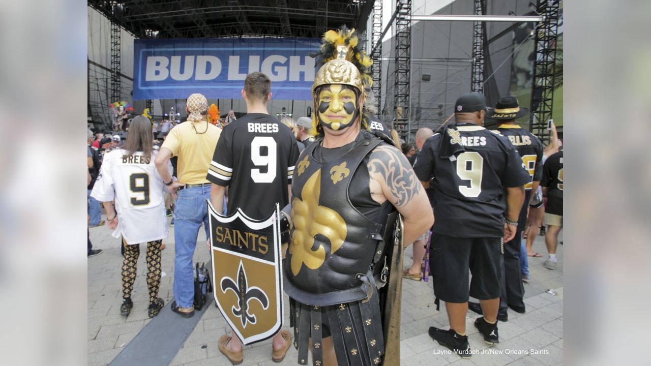 30 photos of New Orleans Saints fans costumes at Halloween games