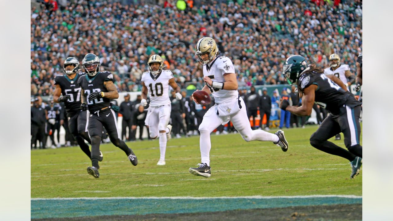 Philadelphia Eagles warm up before game against New Orleans Saints