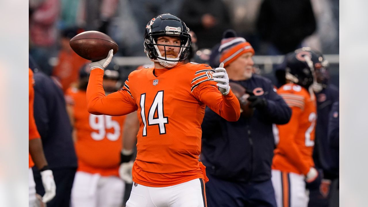 New Orleans Saints quarterback Andy Dalton (14) warms up an NFL football  game against the Cincinnati Bengals, Sunday, Oct. 16, 2022, in New Orleans.  (AP Photo/Tyler Kaufman Stock Photo - Alamy