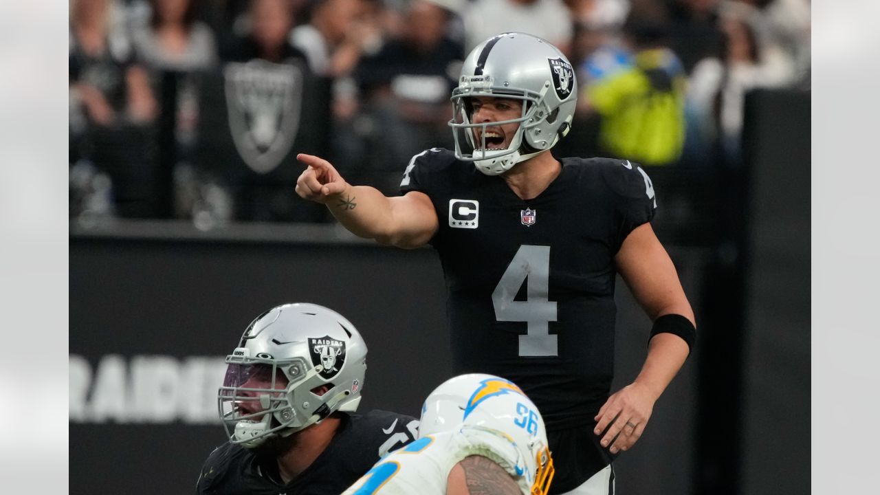 Las Vegas Raiders QB Derek Carr hopes last season's off-field troubles are  a thing of the past - ABC7 San Francisco