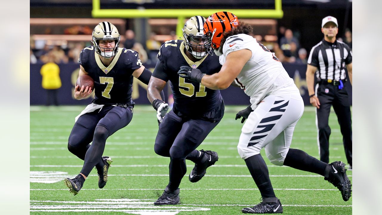 New Orleans Saints tight end Taysom Hill (7) runs during an NFL football  game against the San Francisco 49ers, Sunday, Nov.27, 2022, in Santa Clara,  Calif. (AP Photo/Scot Tucker Stock Photo - Alamy