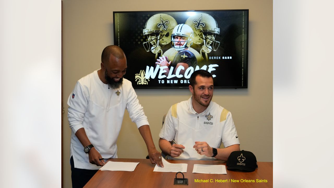 Derek Carr signing 4-year free agent contract with New Orleans Saints