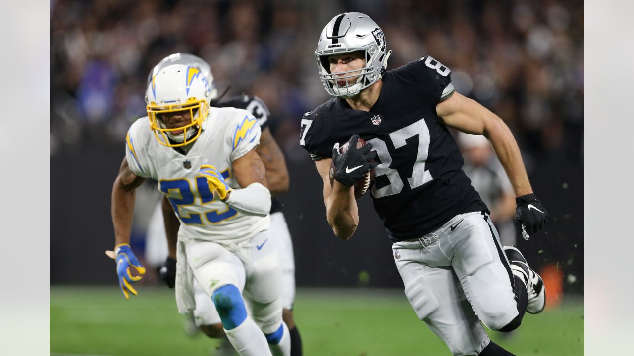 Las Vegas Raiders: Foster Moreau needs to be more involved in 2021