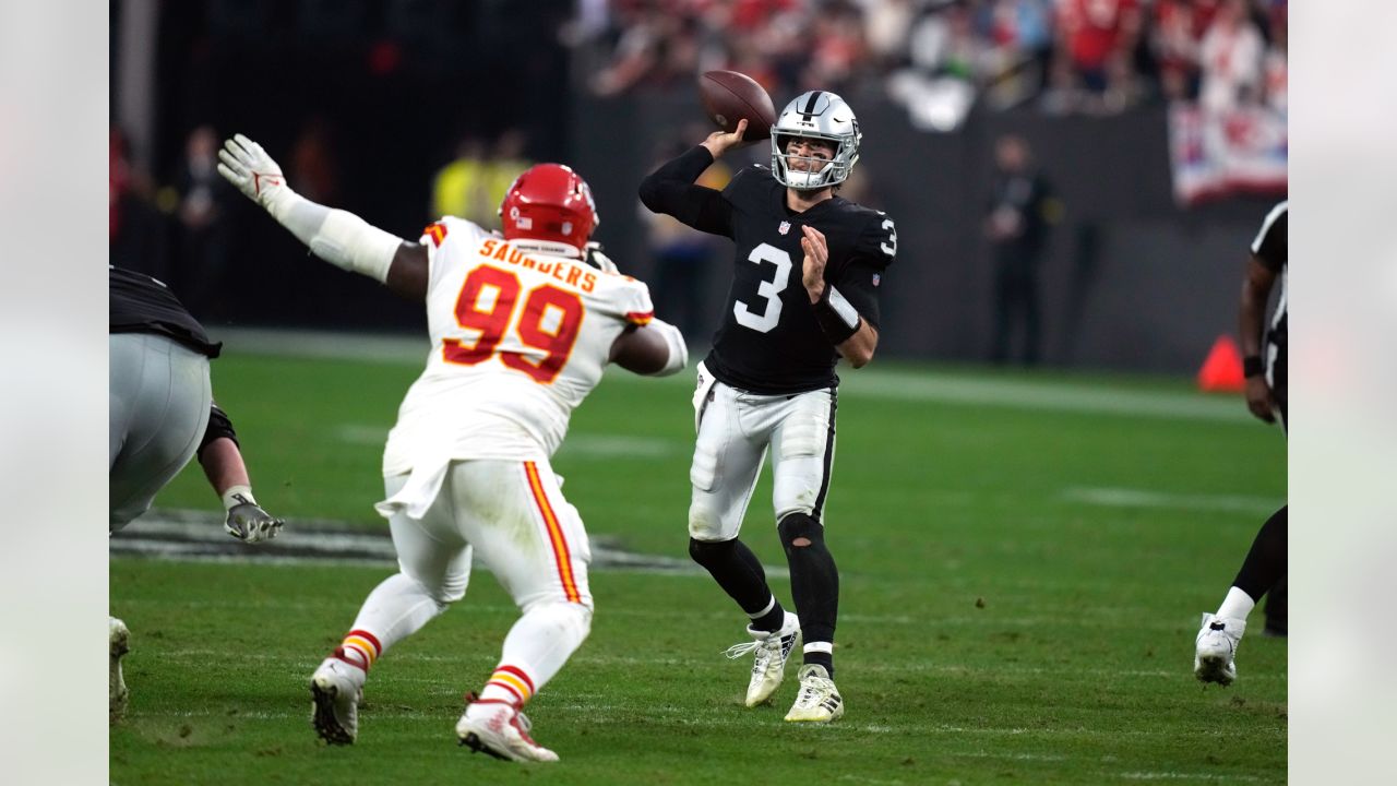 Kansas City Chiefs defensive tackle Khalen Saunders (99) against