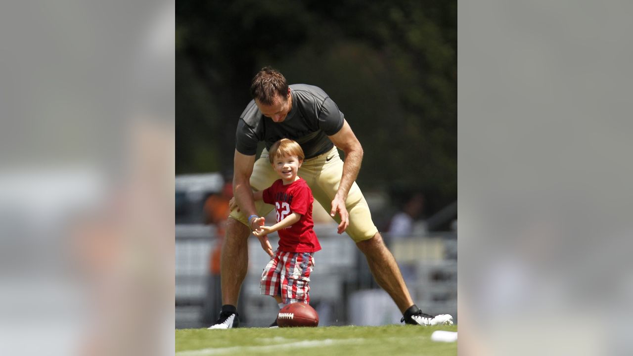 Drew Brees recreates Super Bowl celebration with son Baylen