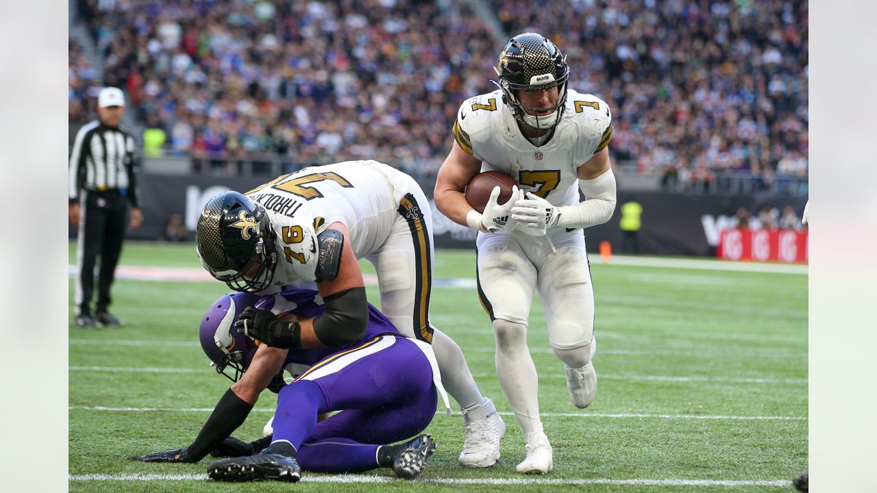 New Orleans Saints tight end Taysom Hill (7) runs during an NFL football  game against the San Francisco 49ers, Sunday, Nov.27, 2022, in Santa Clara,  Calif. (AP Photo/Scot Tucker Stock Photo - Alamy