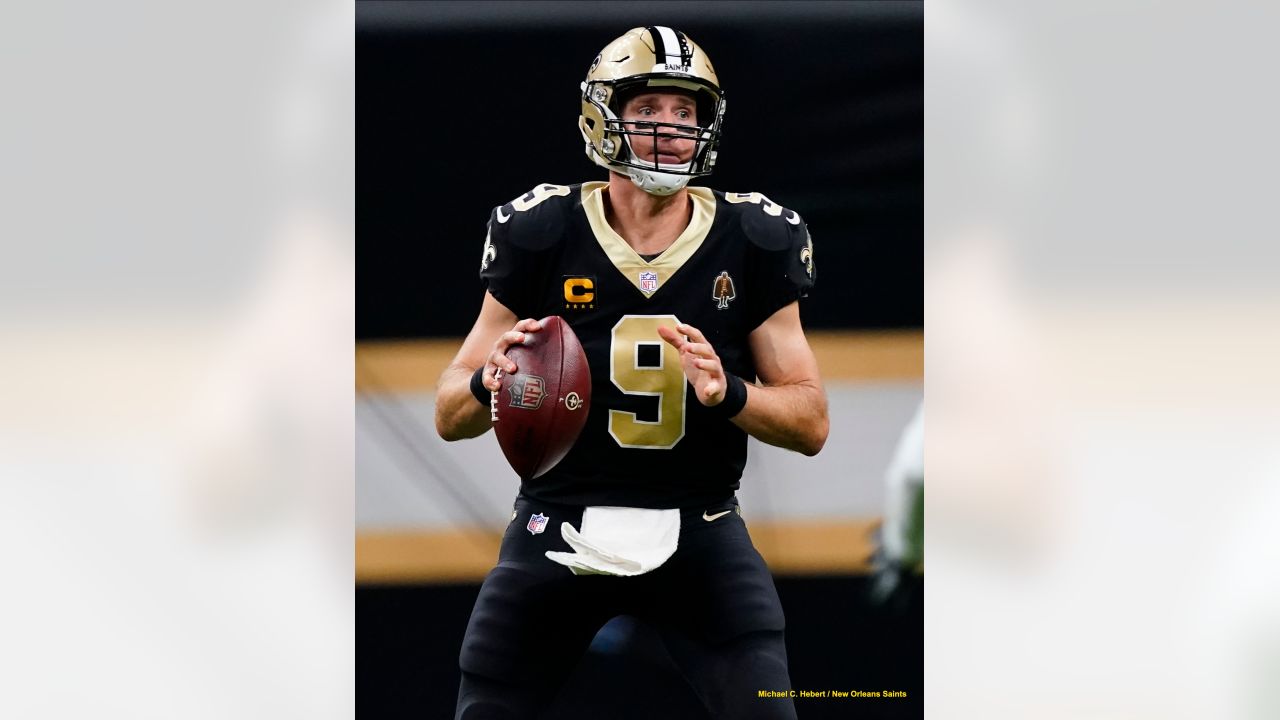 East Rutherford, New Jersey, USA. 1st Oct, 2018. New Orleans Saints  quarterback Drew Brees (9) looks to pass in the first half during a NFL  game between the New Orlean Saints and