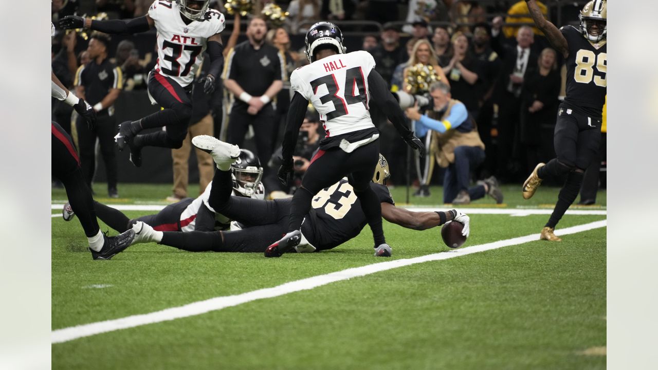 New Orleans, Louisiana, USA. 18th Dec, 2022. New Orleans Saints tight end  Juwan Johnson warms up before playing against the Atlanta Falcons in an NFL  game in New Orleans, Louisiana USA on